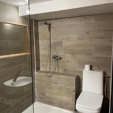 Les Flo Location エーグ・モルト