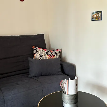 Les Flo Location エーグ・モルト